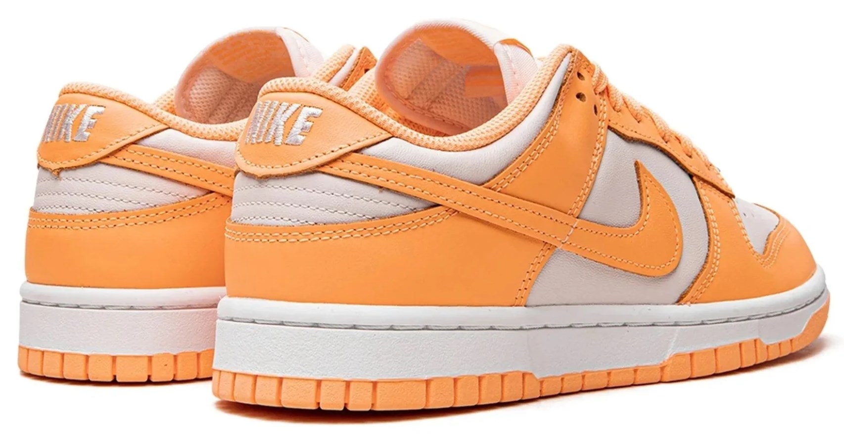 Boczny widok pomarańczowych damskich butów Nike Dunk Low Peach Cream DD1503-801 42,5 z gumową podeszwą