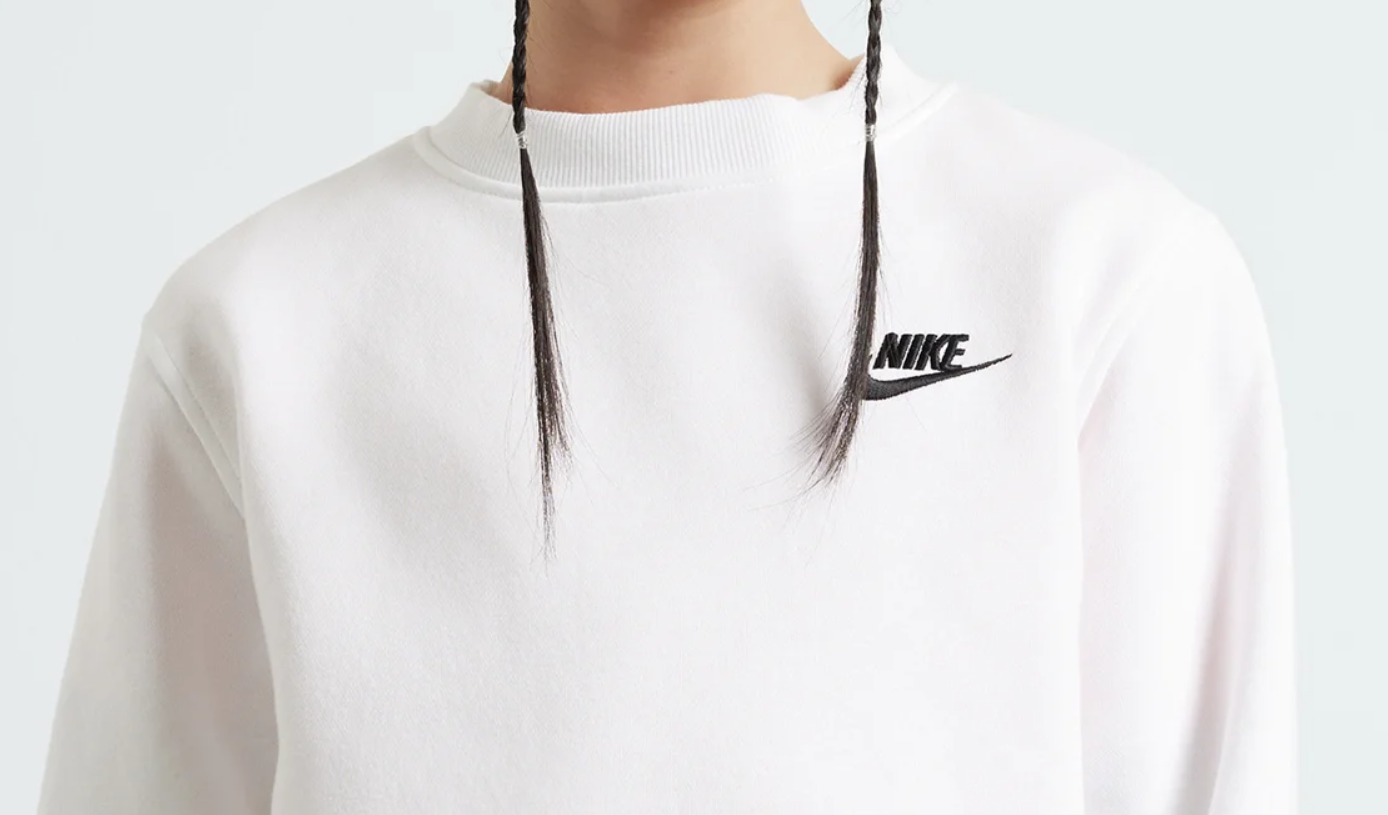 Biała bluza damska Nike Club Fleece DQ5473-100 M – przód z wyszywanym Swooshem