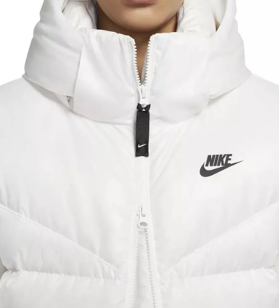Boczny widok białej damskiej kurtki parka Nike Sportswear Therma-FIT City DM0692-100 3X z kieszeniami na zamek
