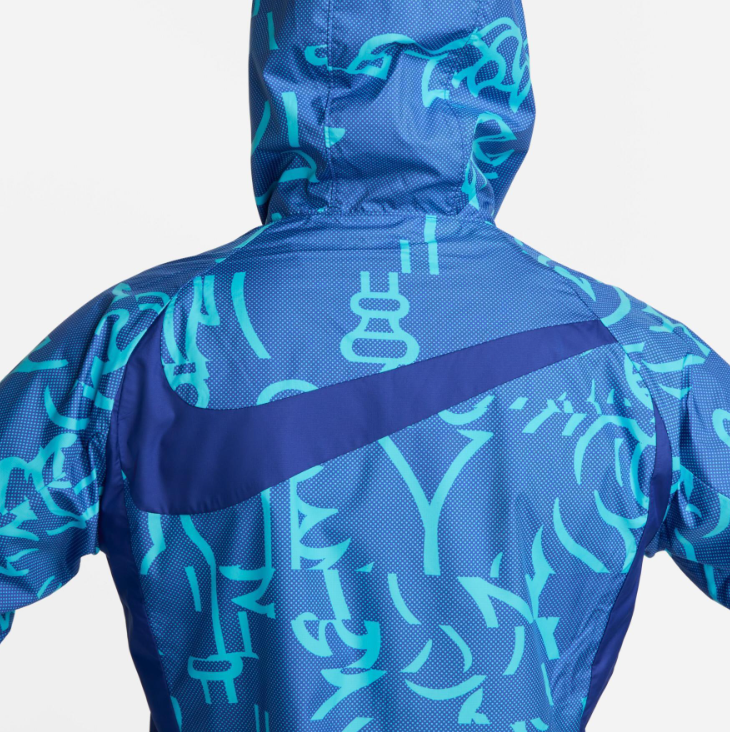 Niebieska kurtka damska Nike Chelsea F.C. AWF XS bok z logo i herbem klubu