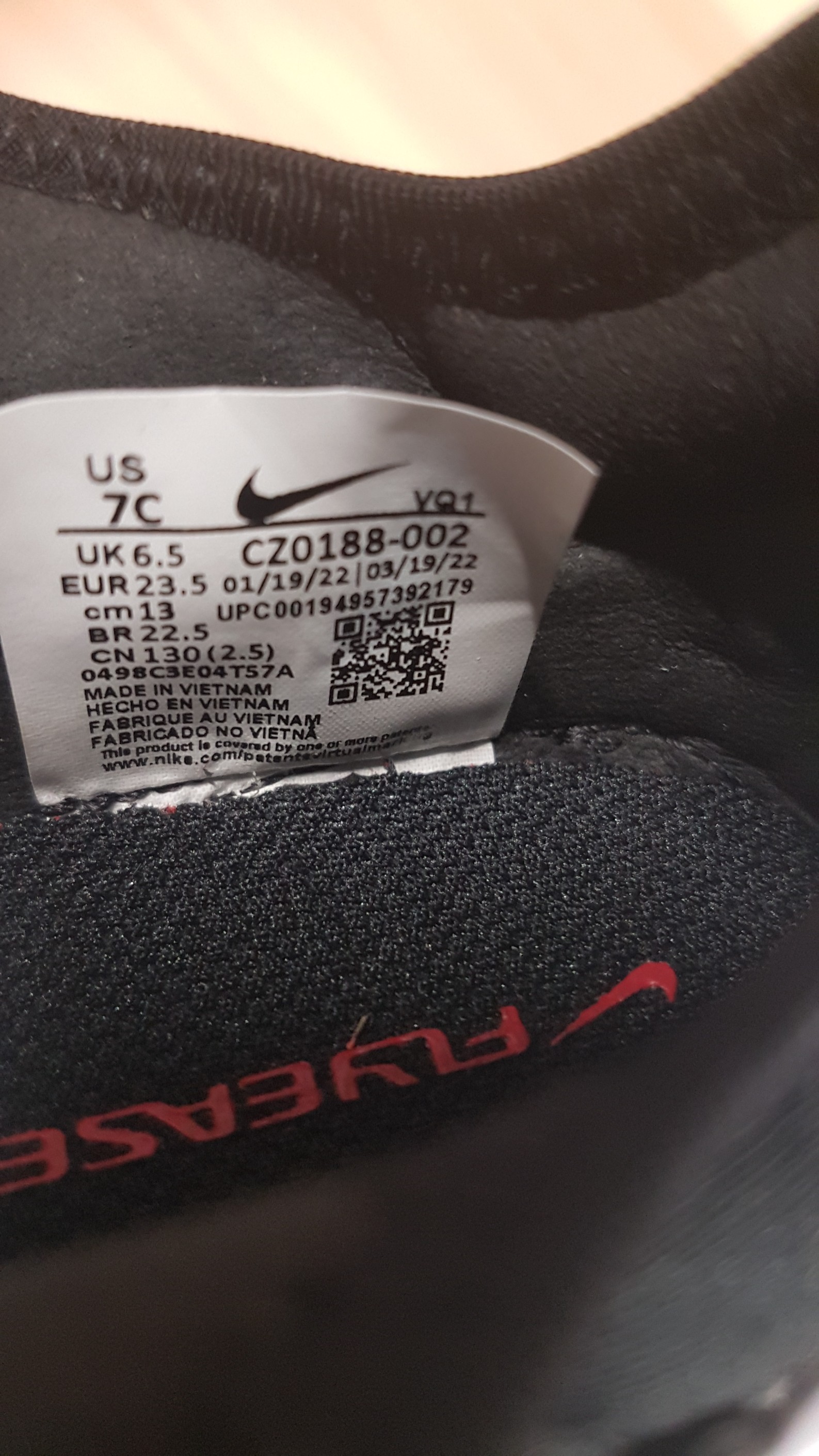 Czarne dziecięce sneakersy Nike Flex Advance CZ0188-002 r. 23,5 bok z piankową podeszwą
