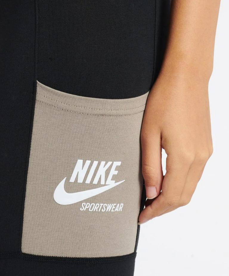 Boczny widok czarnych damskich legginsów Nike Sportswear Heritage DD5683-010 XXS z kieszonkami
