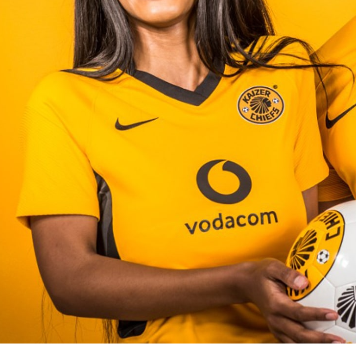 Żółta koszulka damska Nike Kaizer Chiefs CV8188-706 rozmiar M przód z wyszywanym herbem