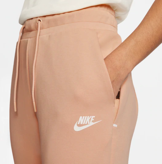 Damskie beżowe spodnie Nike Tech Fleece Joggers BV3472-287 L przód z logo Nike