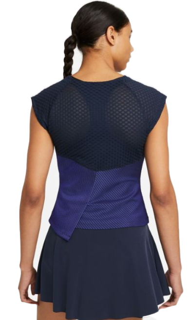 Boczny widok fioletowo-czarnej damskiej koszulki tenisowej Nike DJ6567-451 M z elastycznym materiałem i logo