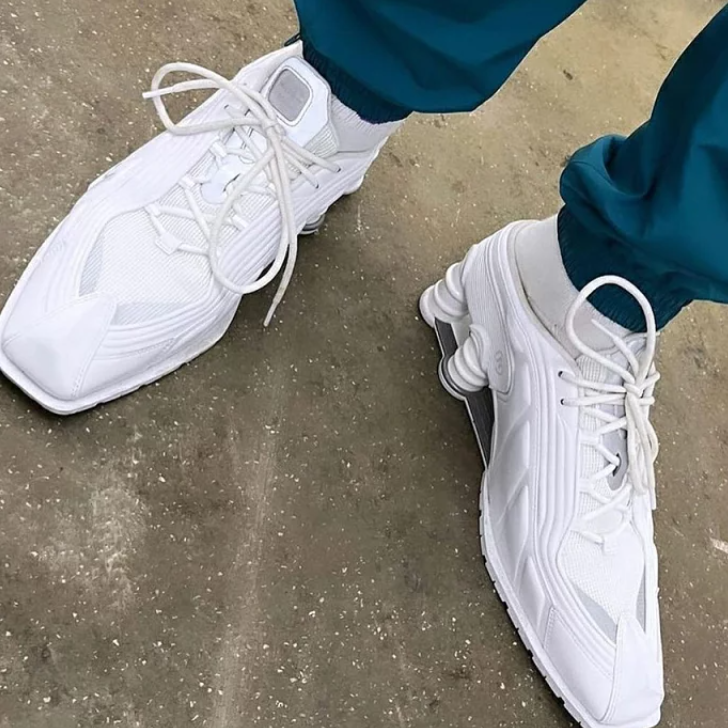 Nike Shox MR4 Martine Rose – detal kolumn Shox i wydłużonego noska