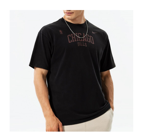 Czarna koszulka męska Nike DR6314010 S bok z logo NBA i stylem streetwear