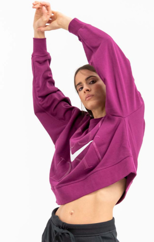 Fioletowa bluza Nike Get Fit – detal gumowanego napisu i pętelkowej podszewki