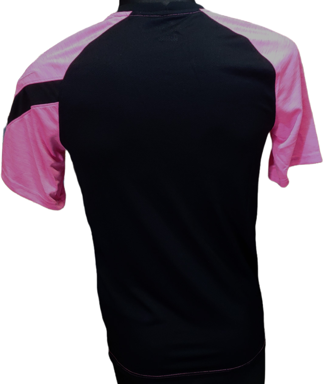 Boczny widok różowo-czarnej męskiej koszulki Nike Dri-FIT Academy Top CK5442-677 S z siatecznymi panelami