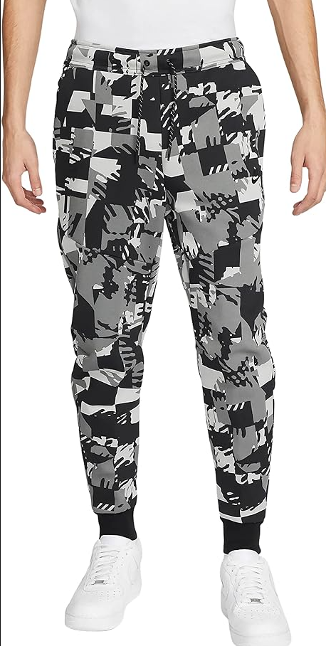 Boczny widok camo męskich spodni Nike Sportswear Tech Fleece DM6472-077 XL ze ściągaczami