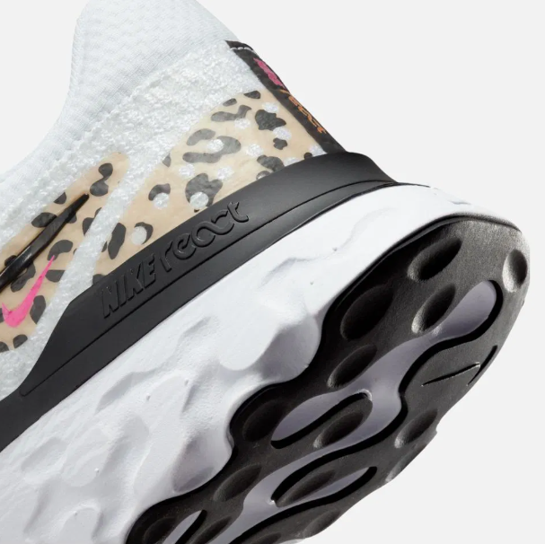 Boczny widok białych damskich butów Nike React Infinity Run Flyknit 3 Leopard DV3024-100 42 z pianką React