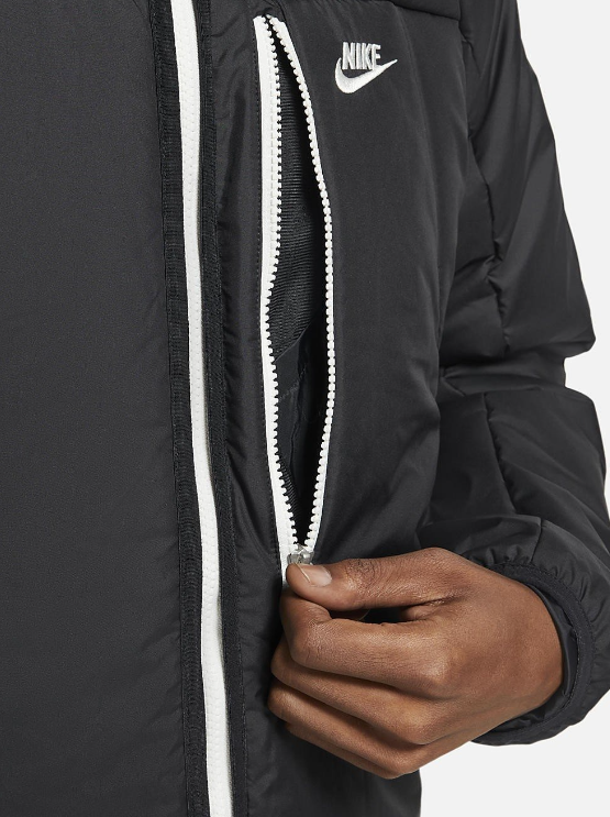 Czarna kurtka parka męska Nike Legacy Repel DD6844010 XS bok z wodoodpornym wykończeniem