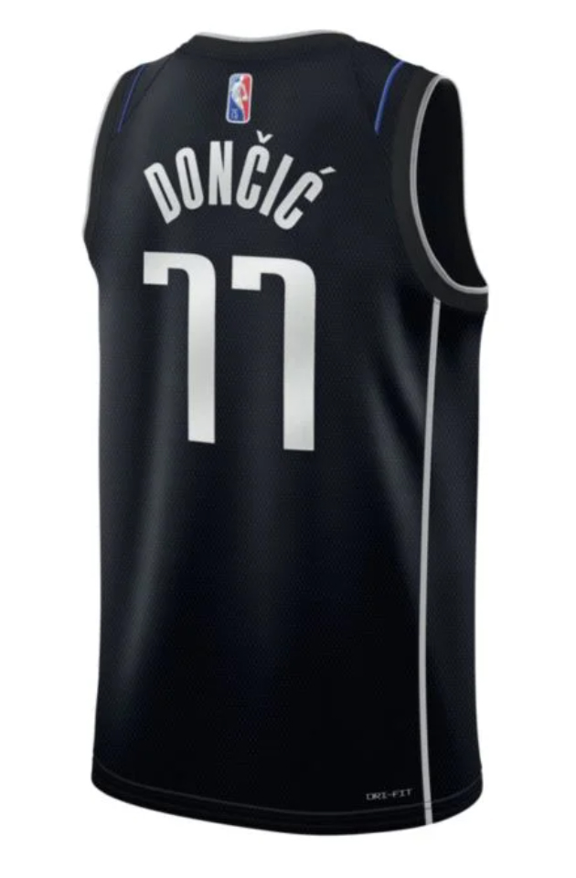 Czarna koszulka NBA Luka Dončić Dallas Mavericks DH8069010 M detal logo Swoosh