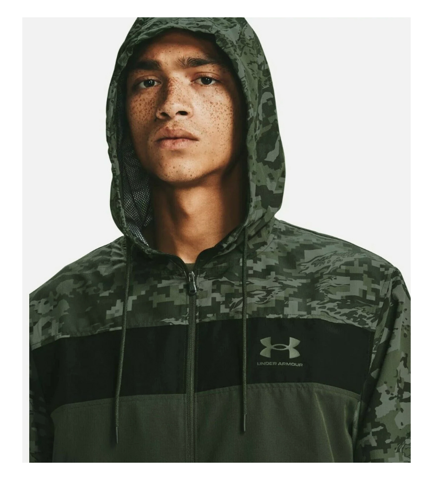 Zielona kurtka męska wiatrówka Under Armour Loose 1361622310 L bok z wiatroodpornym materiałem