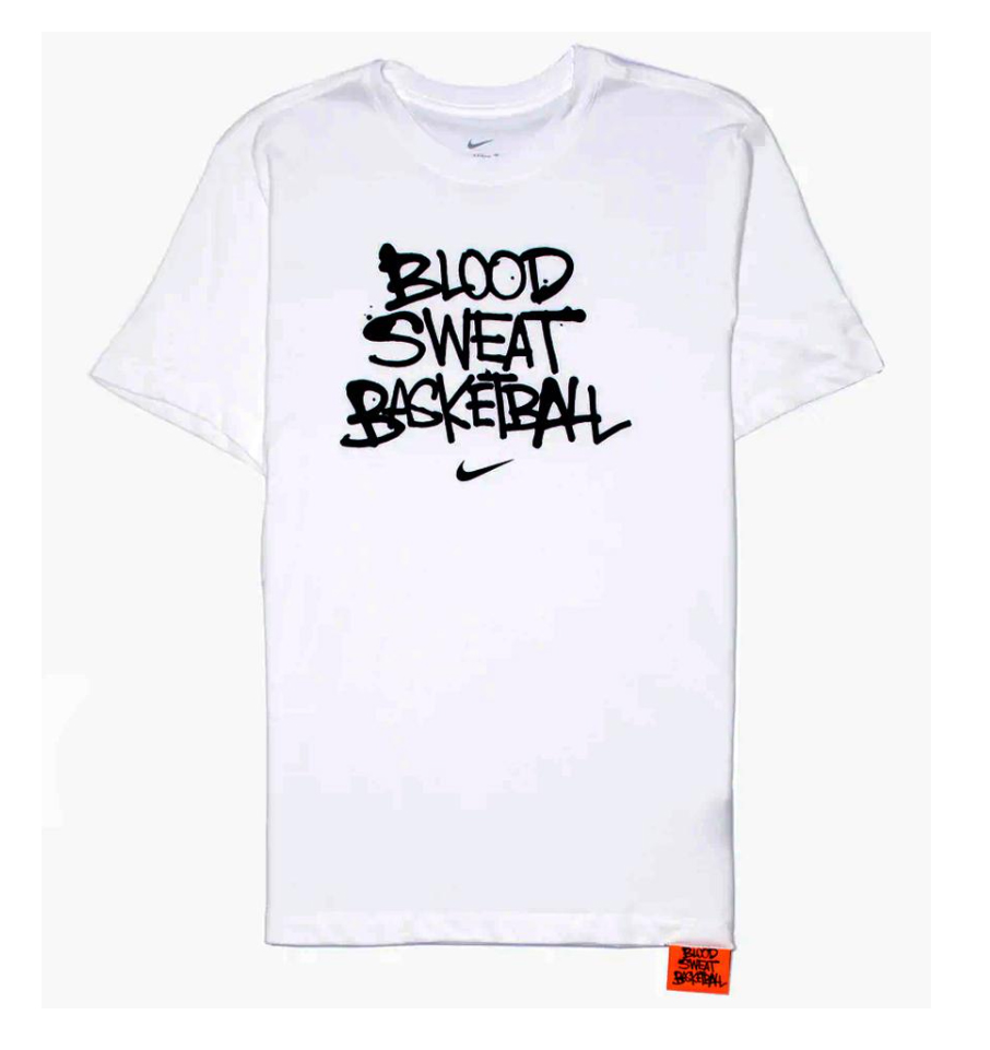 Biała koszulka męska Nike DN2982-100 M przód z napisem BLOOD SWEET BASKETBALL