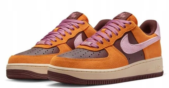 Pomarańczowo-brązowe damskie sneakersy Nike Air Force 1 '07 Magma Orange DZ5629-800 44 przód z włochatym zamszem i różowymi Swoosh