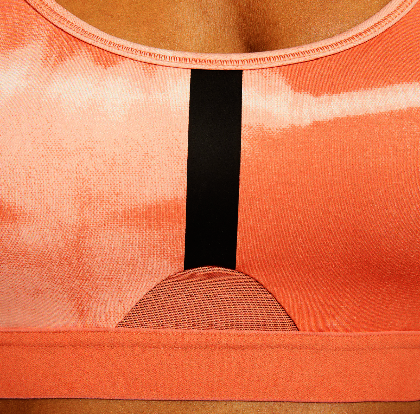 Pomarańczowy stanik sportowy Nike DM0557-827 XL bok z regulowanymi ramiączkami