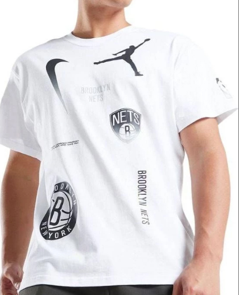 Biała koszulka męska Nike DV5712-100 XL bok z logo NBA i stylem Max90