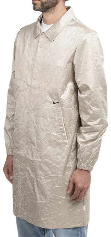 Beżowa kurtka męska Nike Style Essentials DH7847236 M przód z wyszywanym logo Nike