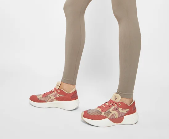 Boczny widok brązowych damskich butów Jordan Delta 3 Low DM3384-600 44,5 z gumową podeszwą i trakcją