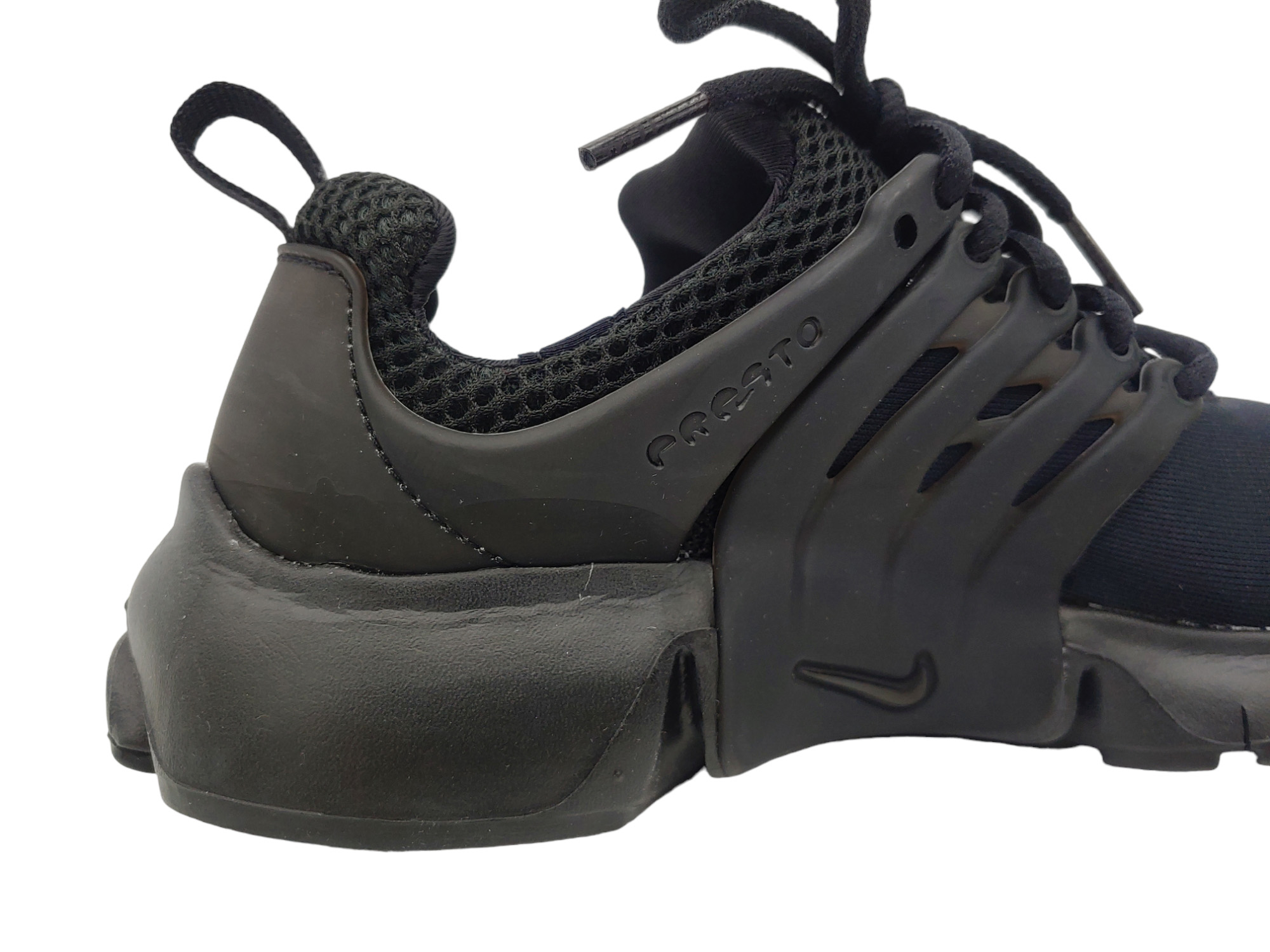 Czarne młodzieżowe sneakersy Nike Presto GS 833875-003 r. 38,5 bok z piankową podeszwą