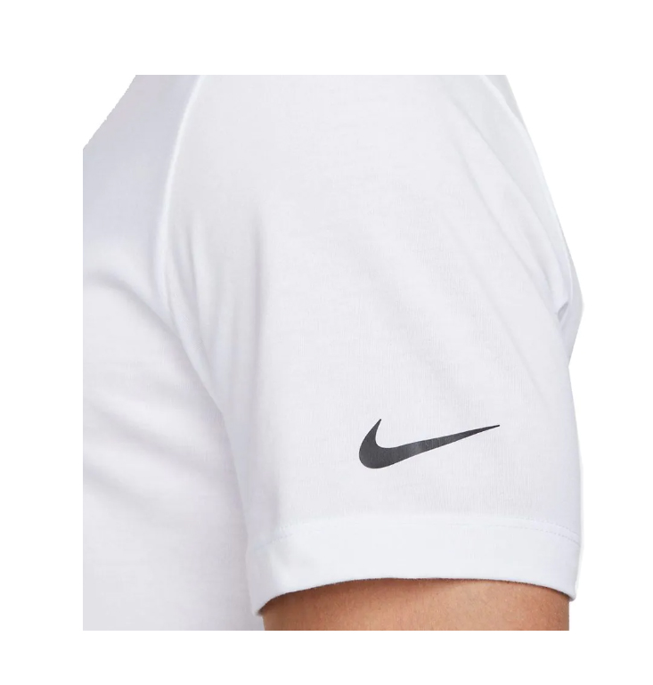 Biała męska koszulka tenisowa Nike Court Dri-FIT DD8574-100 XS detal nadruku i logo