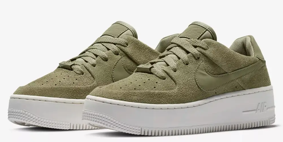 Boczny widok khaki damskich butów Nike Air Force 1 Sage Low AR5339-200 42,5 z gumową podeszwą