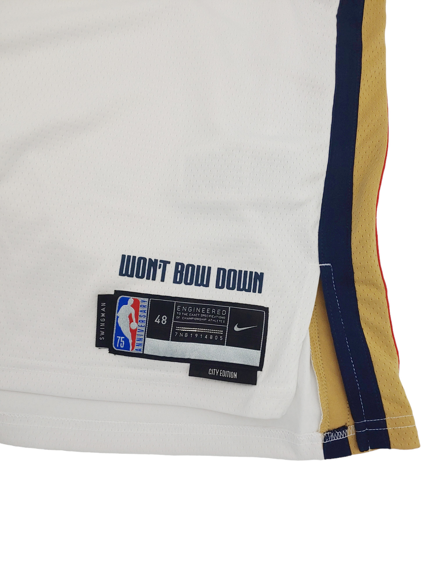 Biała koszulka NBA New Orleans Pelicans DB4072100 L detal logo Nike
