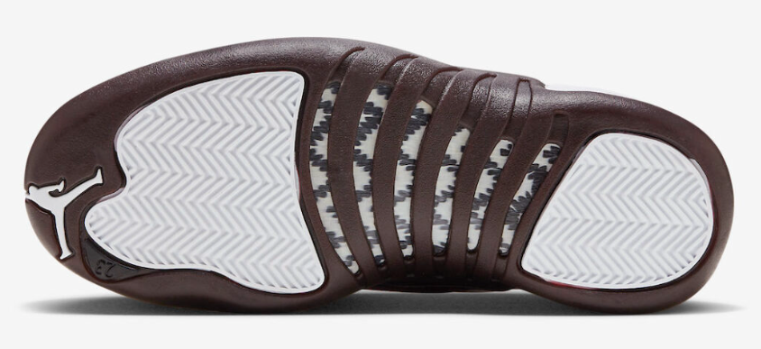 Boczny widok białych damskich butów Air Jordan 12 Retro DV6989-100 39 z bordowymi panelami zamszu