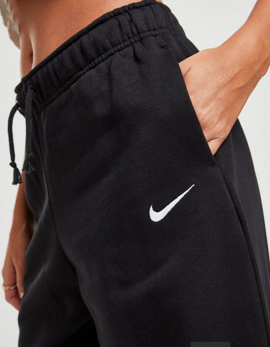 Czarne spodnie Nike Fleece damskie – detal polaru i logo