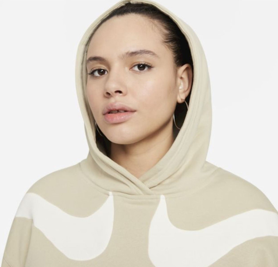 Beżowa bluza damska Nike DM3313-206 1X przód z logo Swoosh