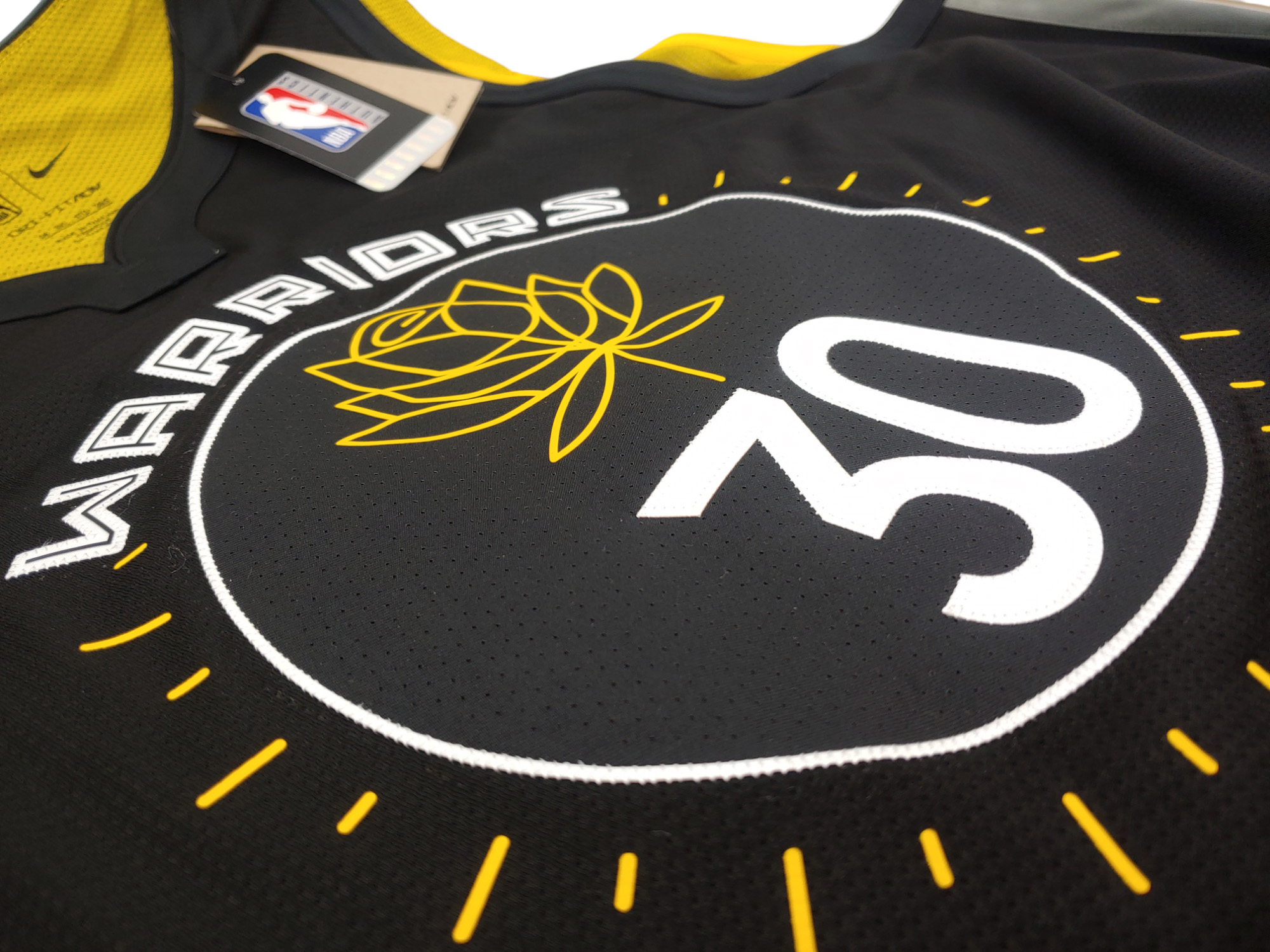 Czarna koszulka NBA Golden State Warriors Stephen Curry DQ0194010 3XL detal logo Nike