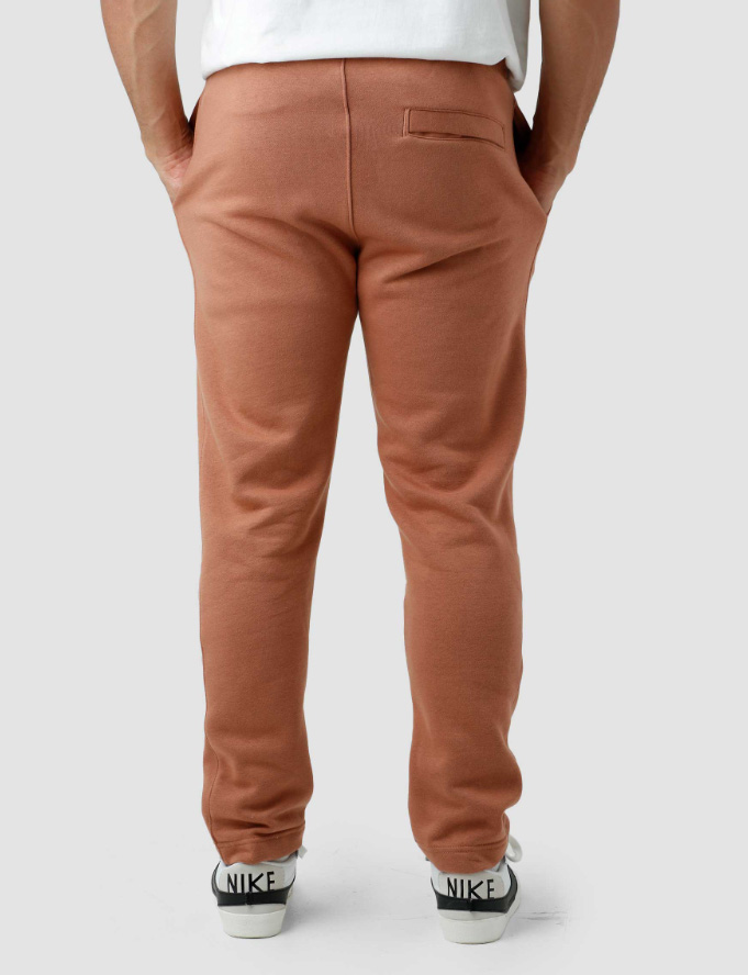 Brązowe spodnie dresowe męskie Nike Sportswear Club Fleece BV2707215 S bok z kieszenią na zatrzask