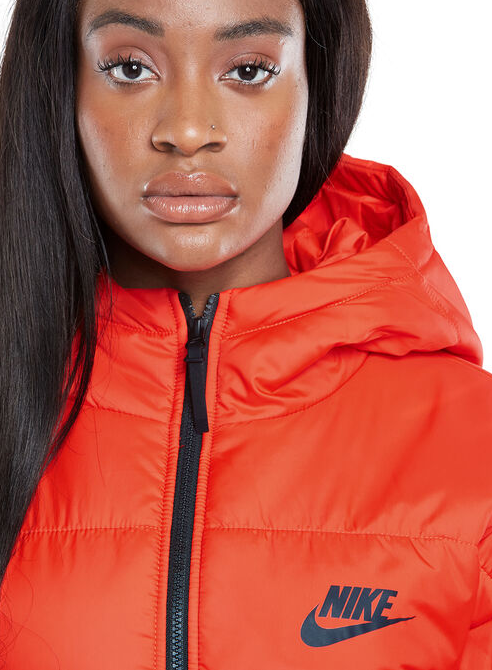 Boczny widok czerwonej damskiej kurtki Nike CZ1466-673 M z dzianinowymi mankietami i luźnym krojem