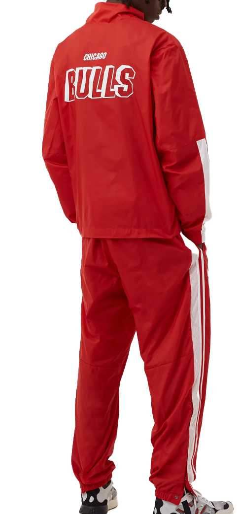 Boczny widok czerwonego męskiego dresu Nike NBA Chicago Bulls Courtside DN8858-657 M z kieszeniami na zamek