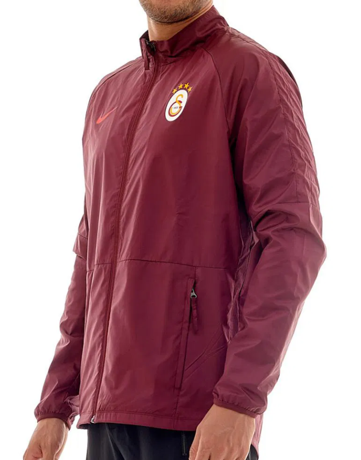 Boczny widok czerwonej męskiej kurtki Nike Academy Pro Galatasaray Wiatrówka Podszewka FJ6593-681 S z kieszeniami na zamek