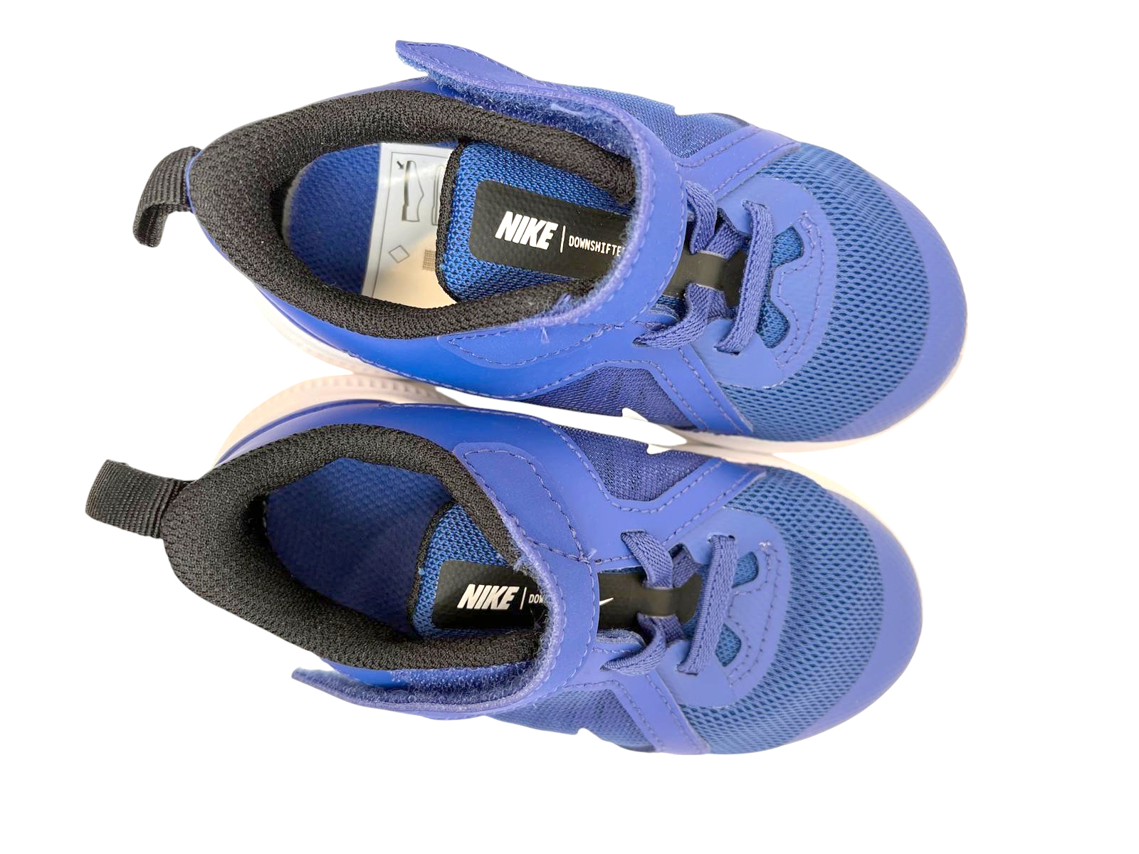 Niebieskie dziecięce sneakersy Nike Downshifter 10 TDV CJ2068-402 r. 23,5 bok z białymi detalami