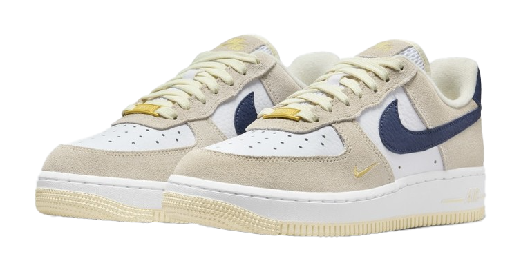 Beżowo-białe damskie sneakersy Nike Air Force 1 '07 COB FV6332-100 43 z czarnym logo i skórzanymi powłokami przód