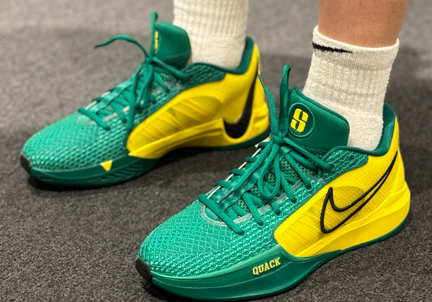 Boczny widok zielono-żółtych damskich butów Nike Sabrina 1 The Debut FQ3381-300 48 z odwróconym I i kropką na podeszwie