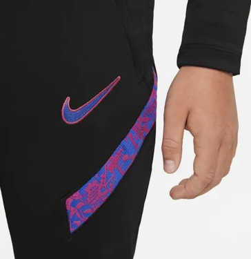 Czarne spodnie junior Nike FC Barcelona Strike DB7687010 XL z technologią Dri-FIT