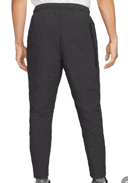 Czarne męskie joggersy Nike Tech Essentials DQ4324-010 XS detal kieszeni i taśmy