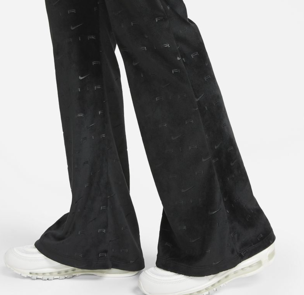 Boczny widok czarnych damskich spodni Nike Air Sportswear Welur Dzwony DD5451-010 M z rozszerzanymi nogawkami