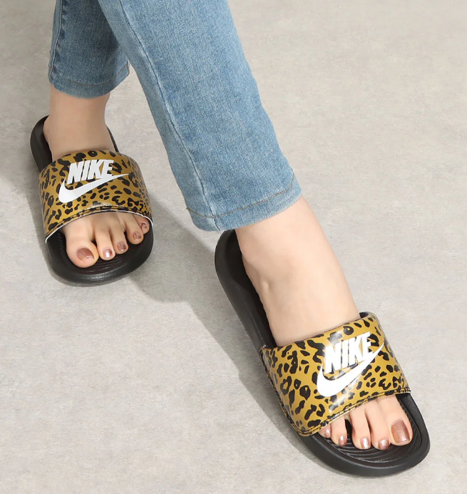 Boczny widok złotych damskich klapek Nike Victori One Slide CN9676-700 43 z wzorem przyczepności