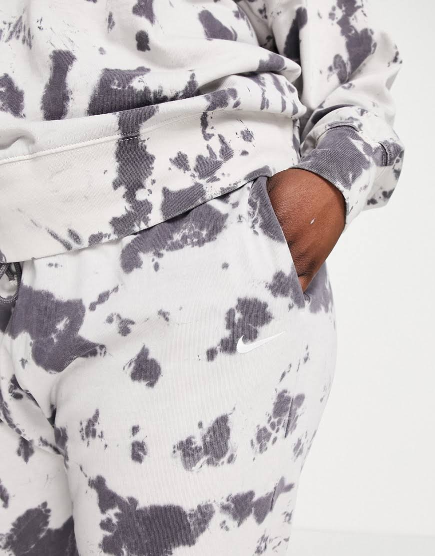 Multikolor joggery Nike Sportswear Cloud-Dye 2X – Widok detale