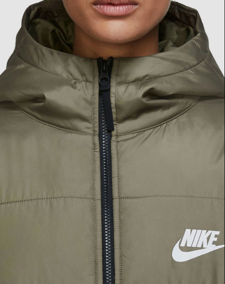 Boczny widok zielonej damskiej kurtki parka Nike Sportswear Therma-FIT Repel Loose DJ6999-222 XS z kieszeniami na zamek