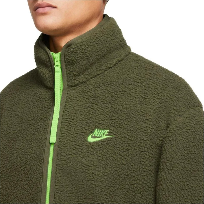 Męski zielony polar Nike Sportswear DD5021326 M bok z czerwonymi wstawkami