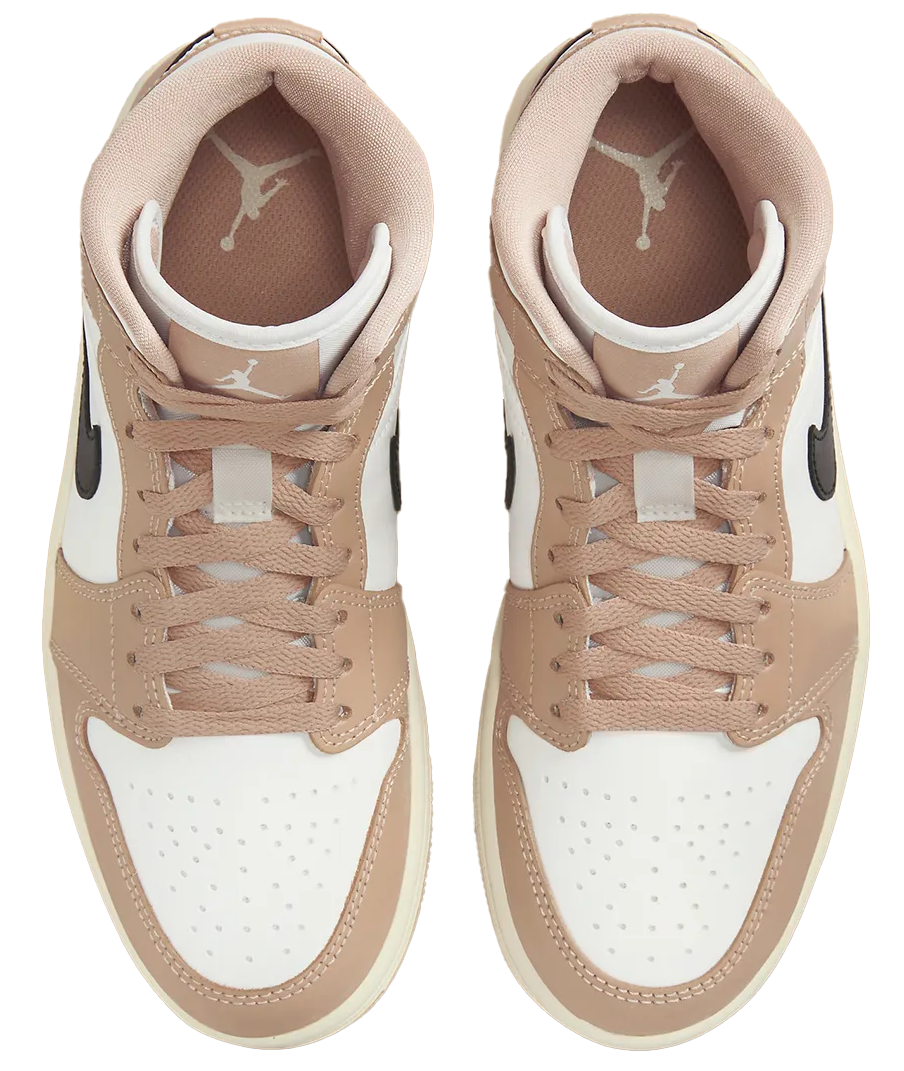 Boczny widok beżowych damskich butów Nike Air Jordan 1 Mid Desert BQ6472-103 42,5 z systemem Air i logo Wings