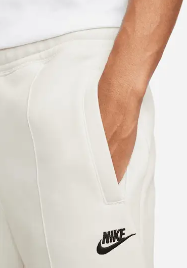 Boczny widok beżowych męskich spodni Nike Sportswear Fleece Slim Fit DO0022-104 XXL z bocznych kieszeniami