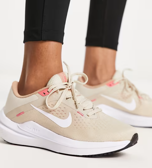 Boczny widok beżowych damskich butów Nike Air Winflo 10 DV4023-100 42,5 z laminowanymi wzmocnieniami