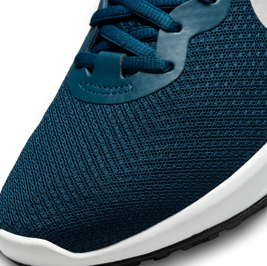 Boczny widok niebieskich damskich butów Nike Revolution 6 Next Nature DC3729-403 42 z gumową podeszwą